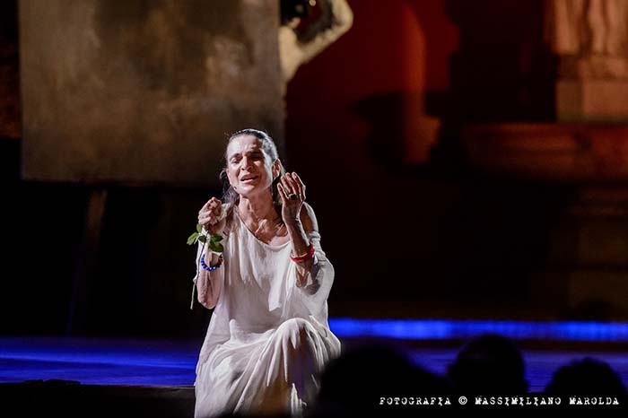 Al Teatro Brancaccio va in scena Lina Sastri in “Pensieri all’improvviso”. 