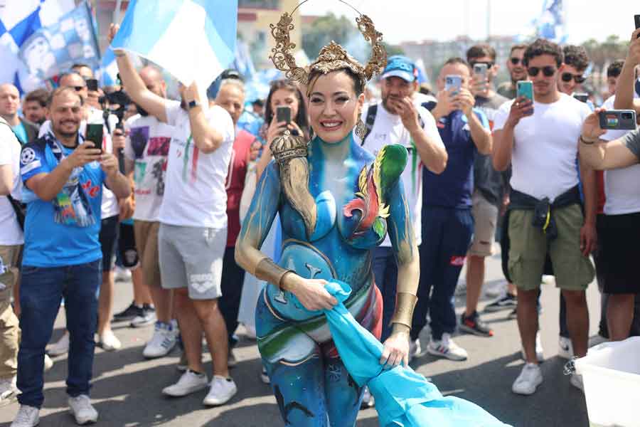 Nuda per il Napoli Campione d’Italia.